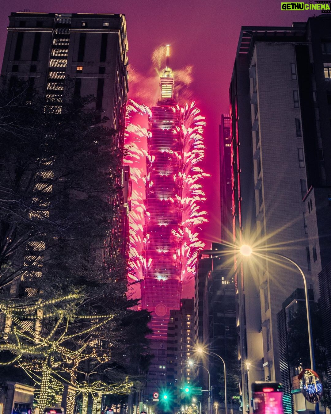 Uyan Tien Instagram - 祝大家新年快樂!!龍年也要到了所以也順便祝大家龍年快樂!希望新的一年大家可以繼續加油,注意自己的身體健康,設定自己的事業的目標。繼續往前衝!2024,我們來了! 你們最喜歡哪一張煙火的照片呢?#新年快樂 #happynewyear2024 Taipei, Taiwan