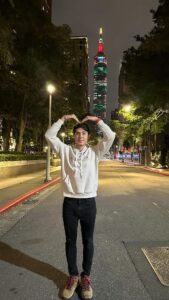 Uyan Tien Instagram - 祝大家聖誕節快樂！！最近聽說這首歌很久以前蠻紅的，尤其在聖誕節大家都會跳 xD 我亂學幾步來玩 嘻嘻 ～ 希望您們今天過的很溫暖很愉快！Merry Xmas！✨🎄✨#聖誕節快樂 #merrychristmas #exo #firstsnowchallenge #初雪 Taipei, Taiwan