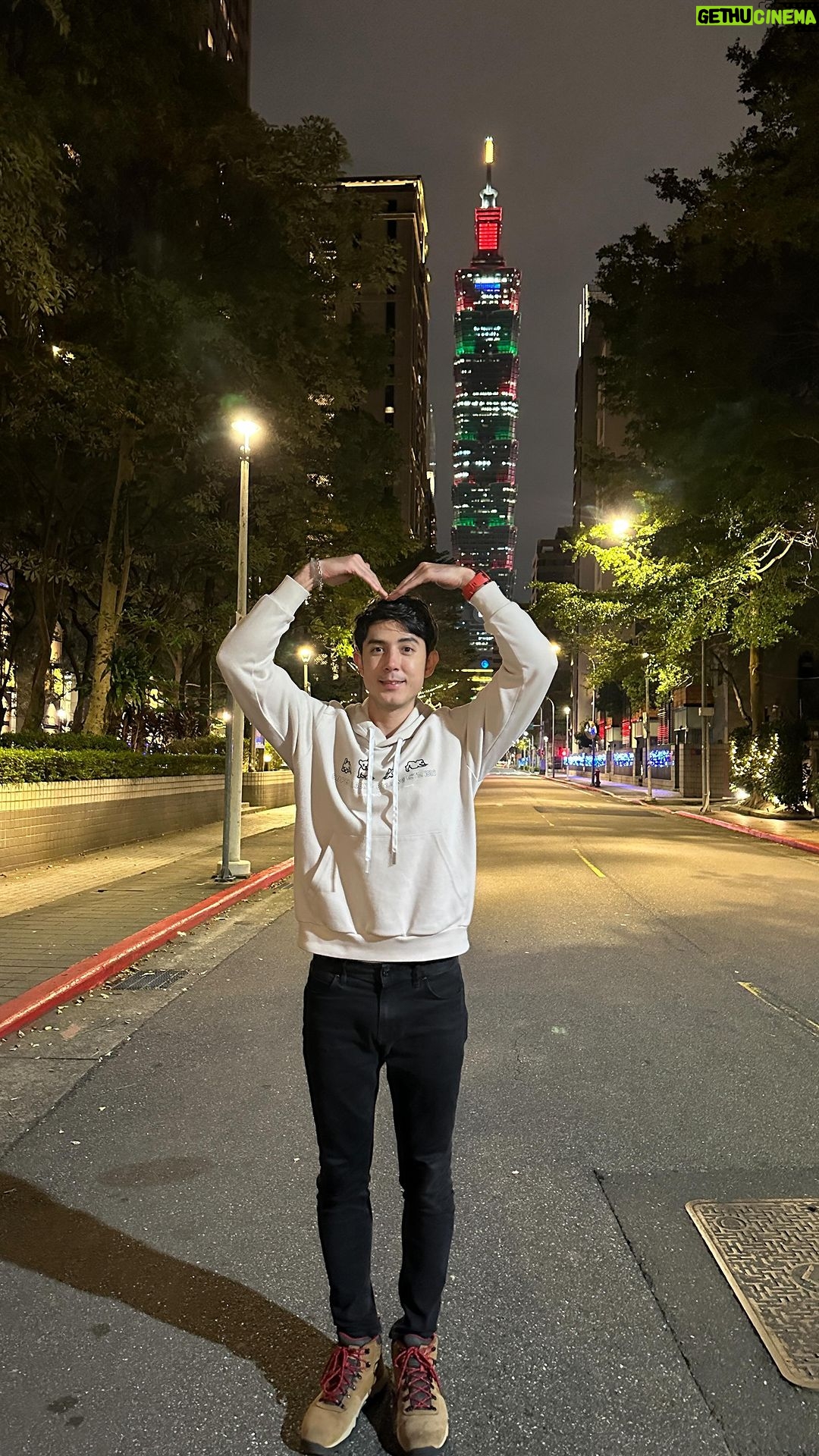 Uyan Tien Instagram - 祝大家聖誕節快樂!!最近聽說這首歌很久以前蠻紅的,尤其在聖誕節大家都會跳 xD 我亂學幾步來玩 嘻嘻 ~ 希望您們今天過的很溫暖很愉快!Merry Xmas!✨🎄✨#聖誕節快樂 #merrychristmas #exo #firstsnowchallenge #初雪 Taipei, Taiwan