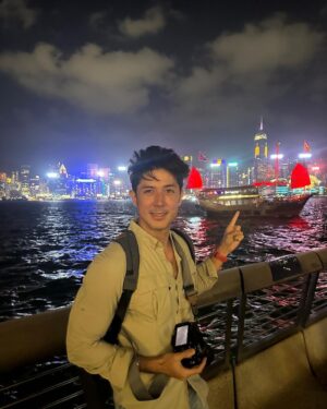 Uyan Tien Instagram - On my last trip, I took a transit point between Thailand and Taiwan in Hong Kong of 6 hours and decide to leave the airport for a quick walk ! This is what I shot ! 我從泰國回台灣的轉機在香港，我就快速離開機場走走，就拍到這幾張(⁎⁍̴̛ᴗ⁍̴̛⁎)拍的小船是不是很漂亮 ～ 香港的維多利亞港夜景！#hongkong #victoriaharbour #香港 #維多利亞港