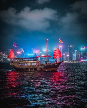 Uyan Tien Instagram - On my last trip, I took a transit point between Thailand and Taiwan in Hong Kong of 6 hours and decide to leave the airport for a quick walk ! This is what I shot ! 我從泰國回台灣的轉機在香港，我就快速離開機場走走，就拍到這幾張(⁎⁍̴̛ᴗ⁍̴̛⁎)拍的小船是不是很漂亮 ～ 香港的維多利亞港夜景！#hongkong #victoriaharbour #香港 #維多利亞港
