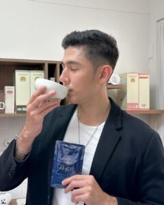 Uyan Tien Instagram - 在巴西長大的我，其實對雞精這個產品很陌生，我是來台灣之後才發現它的好處！ 今天就是要跟大家介紹在我心目中第一名的雞精 Shi's House 璽氏工坊 #煉雞精！ 有時候出外景特別累就會熱一包，或在健身房運動過度回家後一定要補充一包，減緩我強化訓練後肌肉酸痛的感覺😫 從包裝看得出來是高品質的產品，而且包裝好看就適合當什麼？ #伴手禮！ 不要一輩子買太陽餅送給外國朋友哈哈，可以對身體很好又有一點創意啦！ 而且 #璽氏煉雞精 很健康，特別香，非常好喝😋 還是第一個榮獲台中十大伴手禮首獎的雞精品牌👏👏👏 你放在冰箱，滿滿膠質”遇冷”會結涷！ 這樣才知道是最純正的雞精！ 豐富的蛋白質營養補給、BCAA減緩疲勞感 我現在都定期寄煉雞精給我媽媽 零脂肪、零膽固醇也不會擔心熱量高有負擔 這些效果都擠在一小包裡！你們還不喝嗎⁉️ 我送給我身邊的朋友也都開始喝😂 #ShisHouse #璽氏工坊 #雞精 #滴雞精 Taipei, Taiwan