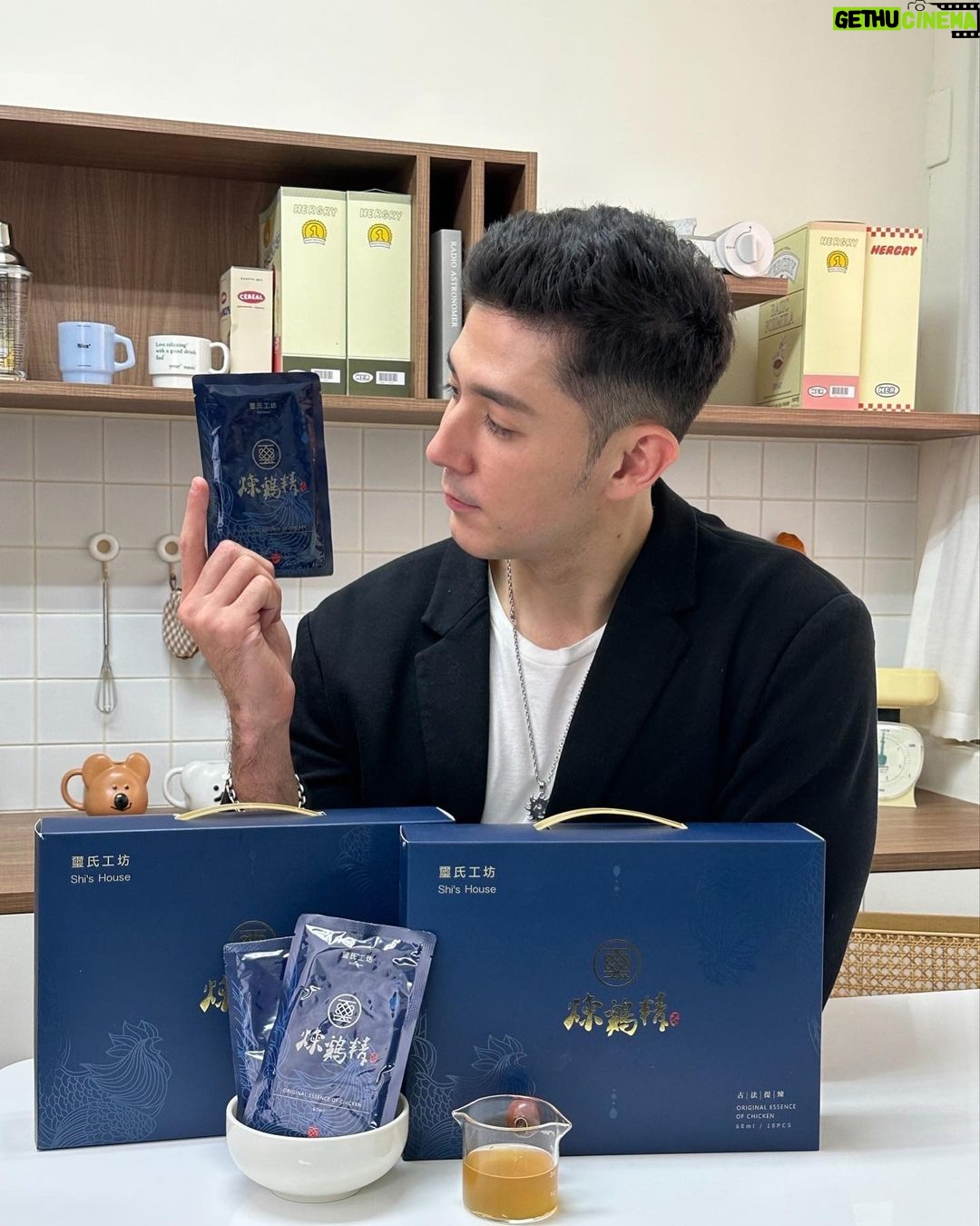Uyan Tien Instagram - 在巴西長大的我,其實對雞精這個產品很陌生,我是來台灣之後才發現它的好處! 今天就是要跟大家介紹在我心目中第一名的雞精 Shi's House 璽氏工坊 #煉雞精! 有時候出外景特別累就會熱一包,或在健身房運動過度回家後一定要補充一包,減緩我強化訓練後肌肉酸痛的感覺😫 從包裝看得出來是高品質的產品,而且包裝好看就適合當什麼? #伴手禮! 不要一輩子買太陽餅送給外國朋友哈哈,可以對身體很好又有一點創意啦! 而且 #璽氏煉雞精 很健康,特別香,非常好喝😋 還是第一個榮獲台中十大伴手禮首獎的雞精品牌👏👏👏 你放在冰箱,滿滿膠質”遇冷”會結涷! 這樣才知道是最純正的雞精! 豐富的蛋白質營養補給、BCAA減緩疲勞感 我現在都定期寄煉雞精給我媽媽 零脂肪、零膽固醇也不會擔心熱量高有負擔 這些效果都擠在一小包裡!你們還不喝嗎⁉️ 我送給我身邊的朋友也都開始喝😂 #ShisHouse #璽氏工坊 #雞精 #滴雞精 Taipei, Taiwan