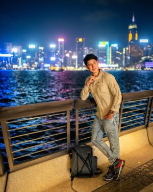 Uyan Tien Instagram - On my last trip, I took a transit point between Thailand and Taiwan in Hong Kong of 6 hours and decide to leave the airport for a quick walk ! This is what I shot ! 我從泰國回台灣的轉機在香港，我就快速離開機場走走，就拍到這幾張(⁎⁍̴̛ᴗ⁍̴̛⁎)拍的小船是不是很漂亮 ～ 香港的維多利亞港夜景！#hongkong #victoriaharbour #香港 #維多利亞港