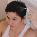 Uyan Tien Instagram – 進演藝圈我才開始慢慢接觸保養的概念，但你知道保養也是包括頭皮跟頭髮嗎？來我跟你分享！

大家都羨慕我頭髮自然捲，但很少人知道我頭皮的困擾 ～ 我是油性頭髮！沒錯！只要台灣換季、太熱甚至太冷，我的頭就會出現油油的狀況，有時候嚴重還會搔癢跟有片片雪花😂 

真的是很捆擾我！ 直到認識了Kevin 老師專門針對保養頭髮跟頭皮研發的洗護髮品牌basiik，就想說來試試這個「微生平衡系列」的頭皮保養品。

我在頭比較油的時候，會選頭皮淨化洗髮液。把頭髮完整沖濕之後，尖嘴對準頭皮直接把洗髮精塗在頭皮上，指腹按摩頭皮至起泡大概1-2分鐘，把頭皮上的油汙跟頭髮上的髒污洗乾淨！把頭皮洗乾淨，可以讓你髮根更健康，調理過多的皮脂，讓頭髮清爽蓬鬆！

如果那陣子頭不那麼油，但是有乾癢不舒服的問題；我就會用「舒緩保濕洗髮精」，裡面加了很多植物萃取精華，可以呵護敏弱鬧脾氣的頭皮；洗完真的舒緩很多，不然一直抓頭好尷尬！

兩款洗髮精都是很清新高級的木質調香味，是從法國百年莊園精油調配出來的！洗完自帶體香感覺都更有魅力了😆
還有一個我覺得自然捲一定要試試的「0矽靈潤髮滲透精華」自然捲不管長短，最大的困擾就是很容易毛躁，不好整理。把頭髮洗乾淨以後，取出適量精華，他的質地很像優格很特別，一點點就能潤整頭短髮，頭比較不油的時候我會帶到頭皮一起按摩。吹乾後很明顯的不會毛毛炸炸的，造型師應該會很高興🤣

還有一個很厲害的新品！ 11高效養髮液！ 
①實測使用滿意度100%
②11%高濃度有效成分，打造健康頭皮環境，蘊髮有感！
③四大養髮植萃複方，溫和調理，改善出油與頭氣。
④質地清爽不黏膩 使用後蓬鬆豐盈！

將頭髮吹乾後，把噴嘴對準想要噴灑的位置；分區噴完後再用手或者梳子梳理按摩到吸收，水露狀的精華完全不黏膩，用完頭髮還會蓬蓬的！！ 

才用了兩個禮拜，真的非常有感覺！上通告時化妝師都說我頭髮變得好造型，不會油油塌塌毛毛的！
巴西人小時候都會開玩笑說，睡覺前可以不洗澡，但不可以不洗頭！
不管在哪個國家，頭髮都是非常重要的～

來試試看basiik微生平衡系列吧
➞ https://basiik.tw/jEIjY