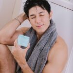Uyan Tien Instagram – 進演藝圈我才開始慢慢接觸保養的概念，但你知道保養也是包括頭皮跟頭髮嗎？來我跟你分享！

大家都羨慕我頭髮自然捲，但很少人知道我頭皮的困擾 ～ 我是油性頭髮！沒錯！只要台灣換季、太熱甚至太冷，我的頭就會出現油油的狀況，有時候嚴重還會搔癢跟有片片雪花😂 

真的是很捆擾我！ 直到認識了Kevin 老師專門針對保養頭髮跟頭皮研發的洗護髮品牌basiik，就想說來試試這個「微生平衡系列」的頭皮保養品。

我在頭比較油的時候，會選頭皮淨化洗髮液。把頭髮完整沖濕之後，尖嘴對準頭皮直接把洗髮精塗在頭皮上，指腹按摩頭皮至起泡大概1-2分鐘，把頭皮上的油汙跟頭髮上的髒污洗乾淨！把頭皮洗乾淨，可以讓你髮根更健康，調理過多的皮脂，讓頭髮清爽蓬鬆！

如果那陣子頭不那麼油，但是有乾癢不舒服的問題；我就會用「舒緩保濕洗髮精」，裡面加了很多植物萃取精華，可以呵護敏弱鬧脾氣的頭皮；洗完真的舒緩很多，不然一直抓頭好尷尬！

兩款洗髮精都是很清新高級的木質調香味，是從法國百年莊園精油調配出來的！洗完自帶體香感覺都更有魅力了😆
還有一個我覺得自然捲一定要試試的「0矽靈潤髮滲透精華」自然捲不管長短，最大的困擾就是很容易毛躁，不好整理。把頭髮洗乾淨以後，取出適量精華，他的質地很像優格很特別，一點點就能潤整頭短髮，頭比較不油的時候我會帶到頭皮一起按摩。吹乾後很明顯的不會毛毛炸炸的，造型師應該會很高興🤣

還有一個很厲害的新品！ 11高效養髮液！ 
①實測使用滿意度100%
②11%高濃度有效成分，打造健康頭皮環境，蘊髮有感！
③四大養髮植萃複方，溫和調理，改善出油與頭氣。
④質地清爽不黏膩 使用後蓬鬆豐盈！

將頭髮吹乾後，把噴嘴對準想要噴灑的位置；分區噴完後再用手或者梳子梳理按摩到吸收，水露狀的精華完全不黏膩，用完頭髮還會蓬蓬的！！ 

才用了兩個禮拜，真的非常有感覺！上通告時化妝師都說我頭髮變得好造型，不會油油塌塌毛毛的！
巴西人小時候都會開玩笑說，睡覺前可以不洗澡，但不可以不洗頭！
不管在哪個國家，頭髮都是非常重要的～

來試試看basiik微生平衡系列吧
➞ https://basiik.tw/jEIjY