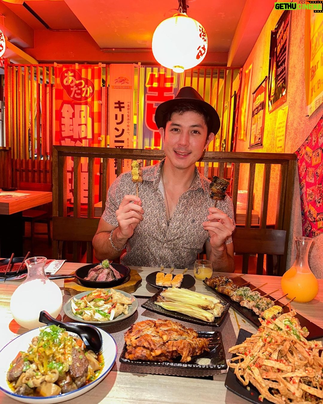 Uyan Tien Instagram - 好久沒來居酒屋吃個飯🏮!最近都在認真控制飲食,但一個禮拜內會抓一天讓自己吐一口氣來吃飽一點 xD 這蠻好吃的,還可以喝到飽!🍻 你們最喜歡吃什麼居酒屋菜?🍡 @an160471 🍺 激安の吉烹酒場(敦南三號店)