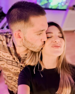 Víctor Elías Instagram - Cita de sábado noche! 
@anaguerramusic 🫶🏻 👆🏻👃🏻