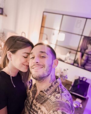 Víctor Elías Instagram - Cita de sábado noche! 
@anaguerramusic 🫶🏻 👆🏻👃🏻