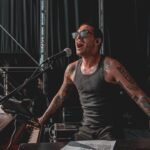 Víctor Elías Instagram - Más fotitos de @usa_juan 🫶🏻 En esta foto estoy a punto de arrancar a cantar Superstition 🕶️🎹