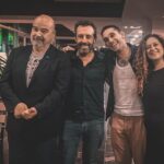 Víctor Elías Instagram - Que maravilla volver a vernos! Juntarnos! Y que parezca que no ha pasado ni un solo día 🤪 Gracias por esto coloquio tan entrenido @metropolifest #antonioresines @antoniomolerosanchez @sarabrasal @leticiadoleraoficial Metrópoli Festival