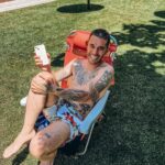 Víctor Elías Instagram - El verano ya llego y yo hace poco que me entere tal y como el color de mi piel indica 😂😂 #verano #blanconuclear