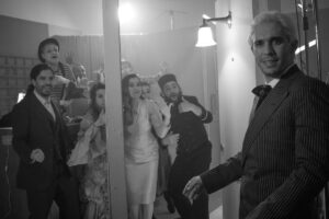 Víctor Elías Instagram - Ya está fuera el videoclip de “Mi Corazón” no sabéis lo que me encontré al llegar, la que había liado @frnperea 😂😂

Gracias a todos los que participáis y hacéis posible el 1 + 1 son 20 y que manera de darle rollo @roimendez @robertolealg 

Gracias a todos los actorazos que decidieron meterse en la piel de hotel ❤️❤️ y a nuestro inseparable @imesentertainment 🫶🏻

#micorazon #remember #franperea #videoclip #musica #music