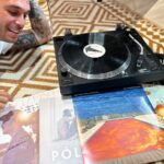 Víctor Elías Instagram - El Lenco L-3828 es una maravilla de tocadiscos para un enamorado de la música como yo! ¡Tiene tracción directa y conexión USB con lo que puedo convertir mis vinilos a formato digital rápida y fácilmente! Gracias, @lenco_com ! #ad #dj #lenco #turntable #analogmusic #vynilrecords #vinylcollection Madrid, Spain