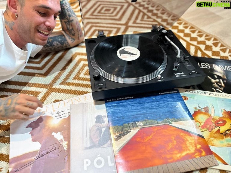 Víctor Elías Instagram - El Lenco L-3828 es una maravilla de tocadiscos para un enamorado de la música como yo! ¡Tiene tracción directa y conexión USB con lo que puedo convertir mis vinilos a formato digital rápida y fácilmente! Gracias, @lenco_com ! #ad #dj #lenco #turntable #analogmusic #vynilrecords #vinylcollection Madrid, Spain
