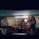 Víctor Elías Instagram - Que divertido y emocionantes es poder entrevistar amig@s en #SEATmusicTalks @seatesp acompañado de la mejor @percebesygrelos Gracias @chanelterrero por tu generosidad y por permitirnos llevar “Clavaito” musicalmente al otro lado. #music #yamahapiano @yamahasynths_official @yamahamusiceurope #clavaito #keyboard🎹 #keyboardist #chanel