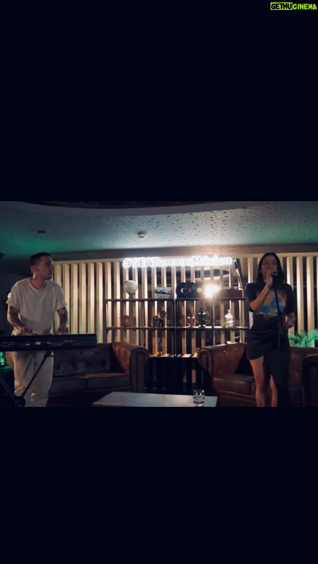Víctor Elías Instagram - Que divertido y emocionantes es poder entrevistar amig@s en #SEATmusicTalks @seatesp acompañado de la mejor @percebesygrelos Gracias @chanelterrero por tu generosidad y por permitirnos llevar “Clavaito” musicalmente al otro lado. #music #yamahapiano @yamahasynths_official @yamahamusiceurope #clavaito #keyboard🎹 #keyboardist #chanel