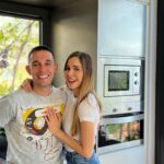 Víctor Elías Instagram - Siempre que voy a Barcelona intento aprovechar para ver a @natasanchezmol y esta vez se nos ocurrió intercambiarnos las casas a través de @homeexchangecom , la plataforma líder de intercambio de casas que te permite viajar de una manera muy segura y económica por más de 130 países de todo el mundo. Es una forma muy auténtica de viajar porque vas a casa de otras personas y de esta forma vives experiencias reales como las viven los propios locales gracias a las recomendaciones de sus lugares favoritos, como el restaurante que me recomendó Natalia para cenar 😊. Gracias Natalia por este intercambio tan maravilloso, por abrirme las puertas de tu casa y cuidar la mía como si fuera la tuya. Gracias HomeExchange por generar intercambios basados en la confianza de una manera tan sencilla dando la oportunidad de conocer nuevos lugares y nueva gente. ¡Deseando repetir la experiencia y viajar a mil lugares más! ¿Has hecho un intercambio de casas antes? #homeexchange #colab #homeexchangecom