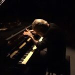 Víctor Elías Instagram - Gracias @festivaldeibiza por confiar en mi un año más y por permitirme abrir la gala con este homenaje a las mascara del zorro. Gracias @helher.escribano por acercar Ibiza una vez más a las cultura y por acercarnos a esa isla llena de energía y arte. #festivaldecine #festivaldecineibiza #ibiza #piano #lamascaradelzorro #bso #cover #keyboard #keyplayer