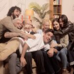 Víctor Elías Instagram - ABRAZAOS MUCHO, ABRAZAOS. Siempre. Celebrad la vida. Seguro que el mundo va mejor así. Queremos mucho a esta familia y siempre estaremos agradecidos a la vida por habernos juntado. Si no habéis visto el videoclip del #1mas1son7 en colaboración con @despistaos, no sé a qué esperáis! Tenéis el link en la BIO. Preparad pañuelos por si se os cae una lagrimilla, como a nosotros. 💙 #1mas1son20