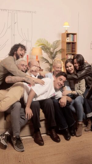 Víctor Elías Instagram - ABRAZAOS MUCHO, ABRAZAOS. Siempre.
Celebrad la vida.
Seguro que el mundo va mejor así.

Queremos mucho a esta familia y siempre estaremos agradecidos a la vida por habernos juntado. 

Si no habéis visto el videoclip del #1mas1son7 en colaboración con @despistaos, no sé a qué esperáis! Tenéis el link en la BIO. Preparad pañuelos por si se os cae una lagrimilla, como a nosotros. 💙

#1mas1son20