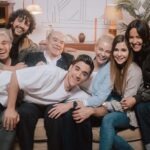 Víctor Elías Instagram - Esto ya es un hecho real! Nos hemos visto 15 AÑOS DESPUÉS, 20 AÑOS DESPUÉS DEL PRIMER CAPÍTULO Esta foto siempre será familia! Y la familia unida jamas será vencida💪🏻 Disco 1 + 1 Son 20 ya está fuera y esta familia de reúne para celebrarlo de la mejor manera, recreando ese foto de carnet! Gracias🙌🏻🙌🏻 OS QUIERO SIEMPRE! #antonioresines @bybelenrueda @natasanchezmol @jorgejurado93 @frnperea #veronicasanchez #1mas1son20 #losserrano #20años #remember #reencuentro