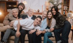 Víctor Elías Instagram - Esto ya es un hecho real!
Nos hemos visto 15 AÑOS DESPUÉS, 20 AÑOS DESPUÉS DEL PRIMER CAPÍTULO 

Esta foto siempre será familia! Y la familia unida jamas será vencida💪🏻

Disco 1 + 1 Son 20 ya está fuera y esta familia de reúne para celebrarlo de la mejor manera, recreando ese foto de carnet! 

Gracias🙌🏻🙌🏻

OS QUIERO SIEMPRE!
#antonioresines @bybelenrueda @natasanchezmol @jorgejurado93 @frnperea #veronicasanchez 

#1mas1son20 #losserrano #20años #remember #reencuentro