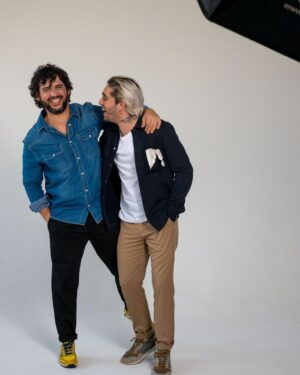 Víctor Elías Instagram - Años después nos juntamos de nuevo para darle vida a un pequeño serranito (no el de la feria😝) que verá la luz el viernes 21 de abril. Muchas notas, muchas canciones y sobre todo muchas emociones recordando aquellos tiempos. 

Nadie nos dijo que era tan fácil ser feliz 🎶🎶

Gracias hermanito @frnperea por contar conmigo para esta aventura como socio, productor y amigo. Love you❤️

PRE SAVE EN LINK @frnperea Y LINK EN STORIES

📸 @anitamanezphoto 

#remember #1mas1son20 #1mas1son7 #music #produccion #produccionmusical