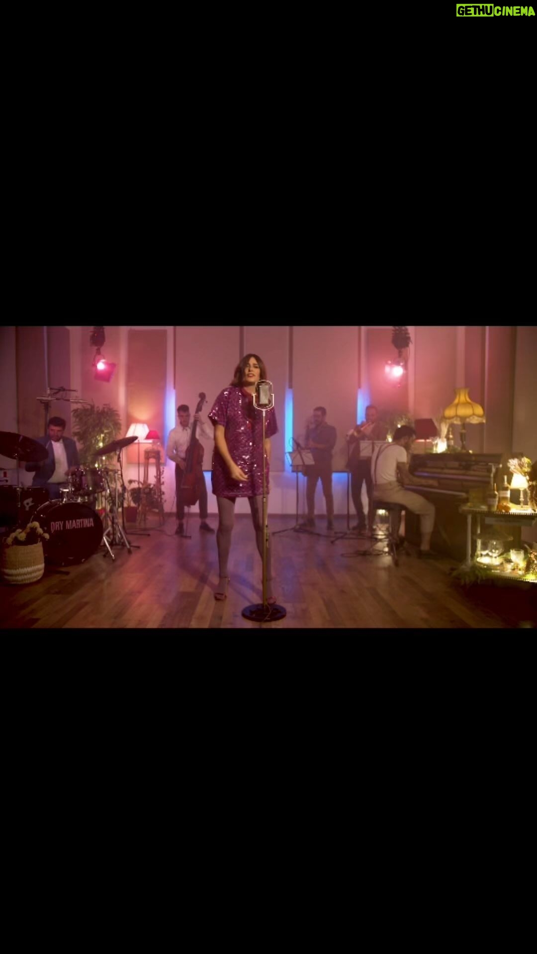 Víctor Elías Instagram - “Bailando” 🕺🏻🕺🏻 Gracias @dry_martina por escoger esta versión de @alaskaoficial y por confiar en mi para hacer el arreglo y llevarla hasta aquí🙌🏻 🥁 @goiko_martinez 🎸 @jimbo_larrata 🎷 @davidcarrascosaxo 🎺 @ivandelcastillotrumpet 🔴 @estudioasonido 📽️ @marini_brown Os dejo link de @spotify y @youtube en stories🙌🏻 #arreglomusical #music #piano #pianocover #bailando #alaska