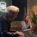 Víctor Elías Instagram - “Mírame Ahora” así fue la primera #SeatmusicTalks @seatesp Creo que este es uno de mis temas favoritos @anaguerramusic pero es un secreto 🤫 😝🥰 Que placer poder compartir ratitos con @percebesygrelos y poder entrevistar y acercar la música ❤️❤️ @parafinacom #seat #music #talks #madrid🇪🇸 #piano #musical #voz #mírameahora #keyboardist Madrid, Spain