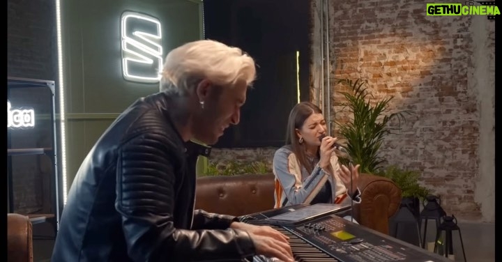 Víctor Elías Instagram - “Mírame Ahora” así fue la primera #SeatmusicTalks @seatesp Creo que este es uno de mis temas favoritos @anaguerramusic pero es un secreto 🤫 😝🥰 Que placer poder compartir ratitos con @percebesygrelos y poder entrevistar y acercar la música ❤️❤️ @parafinacom #seat #music #talks #madrid🇪🇸 #piano #musical #voz #mírameahora #keyboardist Madrid, Spain