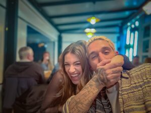 Víctor Elías Instagram - Cumplir años a tu lado es cumplir metas, ilusiones y retos. 

@anaguerramusic 🫶🏻🫶🏻

#cumpleaños #32 #metas #ilusion #pareja