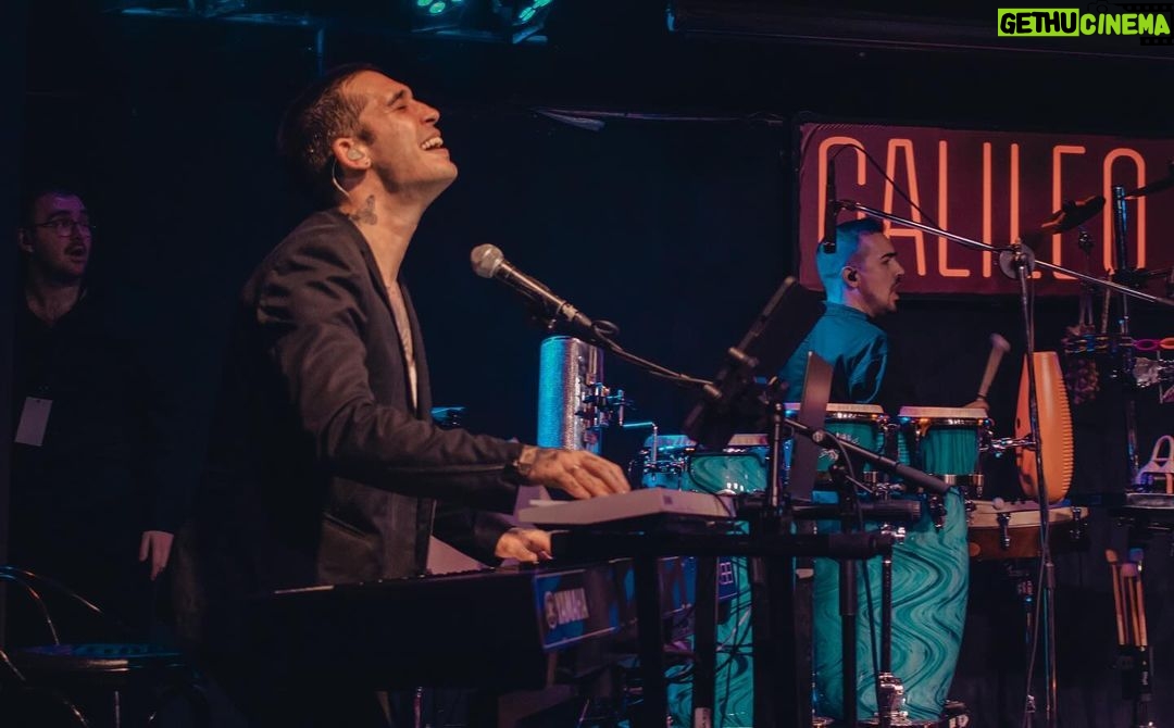 Víctor Elías Instagram - Felicidades permanente en “La ciudad intermitente” @gonzalohermida ❤️ Fotones 📸 @joselu005 🥁 @felixfanlo 🎸 @carlosbuenomusic 🎸 @jani_pihlman 🪘 @albertitomartinezpercusion 🫶🏻🫶🏻🫶🏻🫶🏻🫶🏻🫶🏻🫶🏻🫶🏻🫶🏻🫶🏻🫶🏻🫶🏻🫶🏻🫶🏻🫶🏻🫶🏻 Sala Galileo Galilei