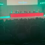 Víctor Elías Instagram - Que maravilla volver a vernos! Juntarnos! Y que parezca que no ha pasado ni un solo día 🤪 Gracias por esto coloquio tan entrenido @metropolifest #antonioresines @antoniomolerosanchez @sarabrasal @leticiadoleraoficial Metrópoli Festival