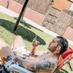 Víctor Elías Instagram - El verano ya llego y yo hace poco que me entere tal y como el color de mi piel indica 😂😂 #verano #blanconuclear