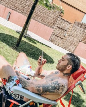 Víctor Elías Instagram - El verano ya llego y yo hace poco que me entere tal y como el color de mi piel indica 😂😂

#verano #blanconuclear