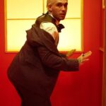 Víctor Elías Instagram - Ya está fuera el videoclip de “Mi Corazón” no sabéis lo que me encontré al llegar, la que había liado @frnperea 😂😂 Gracias a todos los que participáis y hacéis posible el 1 + 1 son 20 y que manera de darle rollo @roimendez @robertolealg Gracias a todos los actorazos que decidieron meterse en la piel de hotel ❤️❤️ y a nuestro inseparable @imesentertainment 🫶🏻 #micorazon #remember #franperea #videoclip #musica #music
