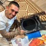 Víctor Elías Instagram - El Lenco L-3828 es una maravilla de tocadiscos para un enamorado de la música como yo! ¡Tiene tracción directa y conexión USB con lo que puedo convertir mis vinilos a formato digital rápida y fácilmente! Gracias, @lenco_com ! #ad #dj #lenco #turntable #analogmusic #vynilrecords #vinylcollection Madrid, Spain