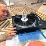 Víctor Elías Instagram - El Lenco L-3828 es una maravilla de tocadiscos para un enamorado de la música como yo! ¡Tiene tracción directa y conexión USB con lo que puedo convertir mis vinilos a formato digital rápida y fácilmente! Gracias, @lenco_com ! #ad #dj #lenco #turntable #analogmusic #vynilrecords #vinylcollection Madrid, Spain