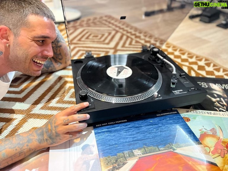 Víctor Elías Instagram - El Lenco L-3828 es una maravilla de tocadiscos para un enamorado de la música como yo! ¡Tiene tracción directa y conexión USB con lo que puedo convertir mis vinilos a formato digital rápida y fácilmente! Gracias, @lenco_com ! #ad #dj #lenco #turntable #analogmusic #vynilrecords #vinylcollection Madrid, Spain