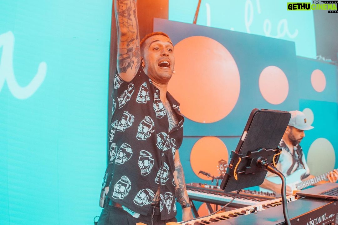 Víctor Elías Instagram - Segundo año dirigiendo @lovethe90s_official y @lovethetwenties gracias por la confianza @sharemusicevents y por supuesto gracias a todo el equipo que me rodea y que hace que todo sea fácil: @goiko_martinez @hache_navio @richiepalacin @sergiojrojas @oliver_martin_delacruz Gracias a todos los artistas que pasasteis por el escenario y confiasteis en nosotros y nos disteis un cachito de vosotros 🙌🏻🙌🏻 @carlossegarrasanchez @amispeligrosas @pablocarbonelloficial @los.inhumanos @mariliamusica @oscar_linares_antequera @lorcaoficial_ @guarana.musica @efectomariposaoficial @alejandro_parre @nenadaconte_oficial @cotioficial @frnperea @kikoysharaoficial Fotones de @joselu005 #musica #music #direccionmusical #lovethe90s #lovethetwenties #festival IFEMA MADRID
