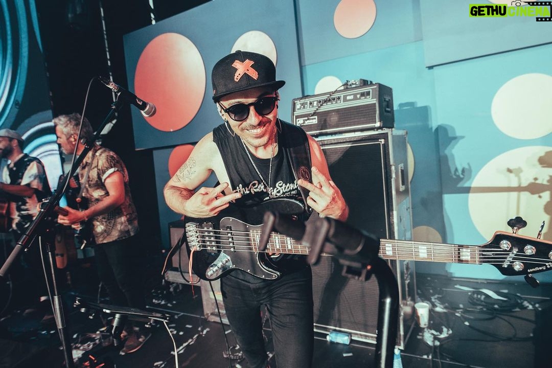 Víctor Elías Instagram - Segundo año dirigiendo @lovethe90s_official y @lovethetwenties gracias por la confianza @sharemusicevents y por supuesto gracias a todo el equipo que me rodea y que hace que todo sea fácil: @goiko_martinez @hache_navio @richiepalacin @sergiojrojas @oliver_martin_delacruz Gracias a todos los artistas que pasasteis por el escenario y confiasteis en nosotros y nos disteis un cachito de vosotros 🙌🏻🙌🏻 @carlossegarrasanchez @amispeligrosas @pablocarbonelloficial @los.inhumanos @mariliamusica @oscar_linares_antequera @lorcaoficial_ @guarana.musica @efectomariposaoficial @alejandro_parre @nenadaconte_oficial @cotioficial @frnperea @kikoysharaoficial Fotones de @joselu005 #musica #music #direccionmusical #lovethe90s #lovethetwenties #festival IFEMA MADRID