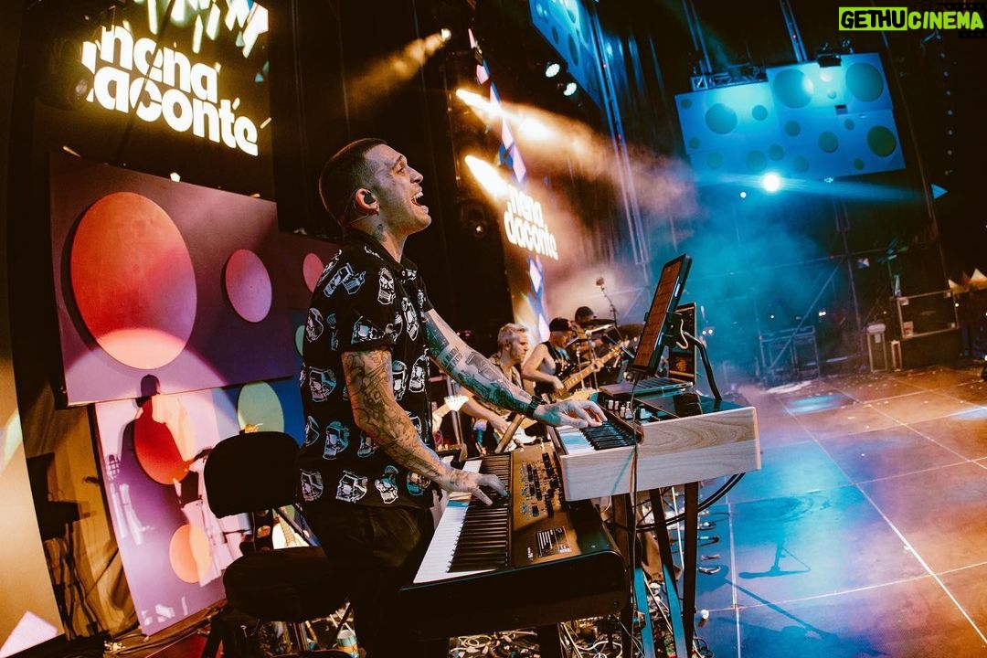 Víctor Elías Instagram - Segundo año dirigiendo @lovethe90s_official y @lovethetwenties gracias por la confianza @sharemusicevents y por supuesto gracias a todo el equipo que me rodea y que hace que todo sea fácil: @goiko_martinez @hache_navio @richiepalacin @sergiojrojas @oliver_martin_delacruz Gracias a todos los artistas que pasasteis por el escenario y confiasteis en nosotros y nos disteis un cachito de vosotros 🙌🏻🙌🏻 @carlossegarrasanchez @amispeligrosas @pablocarbonelloficial @los.inhumanos @mariliamusica @oscar_linares_antequera @lorcaoficial_ @guarana.musica @efectomariposaoficial @alejandro_parre @nenadaconte_oficial @cotioficial @frnperea @kikoysharaoficial Fotones de @joselu005 #musica #music #direccionmusical #lovethe90s #lovethetwenties #festival IFEMA MADRID