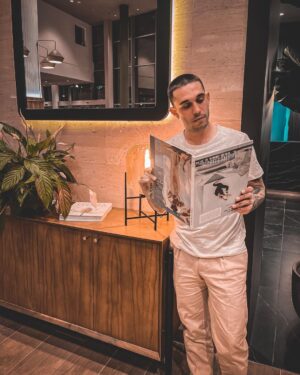 Víctor Elías Instagram - Esta primera foto solo me la hice porque querían la foto número 2 y número 3, leyendo un libro al revés, lo que siempre quise 💪🏻😂

Gracias por seguir mis locuras lectoras y hacerme estas fotos @mak3noise 😂😂

#postureo #libroalrevés