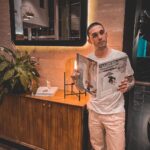 Víctor Elías Instagram - Esta primera foto solo me la hice porque querían la foto número 2 y número 3, leyendo un libro al revés, lo que siempre quise 💪🏻😂 Gracias por seguir mis locuras lectoras y hacerme estas fotos @mak3noise 😂😂 #postureo #libroalrevés