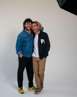 Víctor Elías Instagram - Años después nos juntamos de nuevo para darle vida a un pequeño serranito (no el de la feria😝) que verá la luz el viernes 21 de abril. Muchas notas, muchas canciones y sobre todo muchas emociones recordando aquellos tiempos. 

Nadie nos dijo que era tan fácil ser feliz 🎶🎶

Gracias hermanito @frnperea por contar conmigo para esta aventura como socio, productor y amigo. Love you❤️

PRE SAVE EN LINK @frnperea Y LINK EN STORIES

📸 @anitamanezphoto 

#remember #1mas1son20 #1mas1son7 #music #produccion #produccionmusical