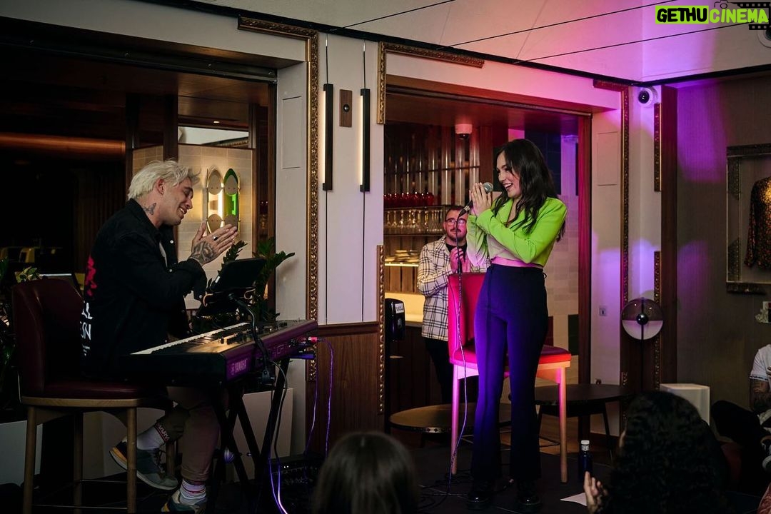 Víctor Elías Instagram - Disfrutando siempre con @mariaparrado_oficial_ 🥰❤️ Una imagen vale más que mil palabras siempre 😝 Fotones de @focalfija Gracias! #music #keyboard #keyboardist #keyboardplayer #yamaha @yamahasynths_official