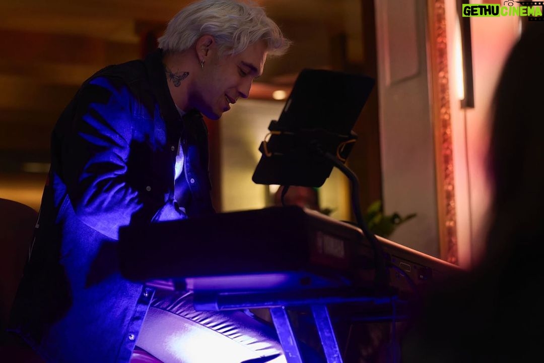 Víctor Elías Instagram - Disfrutando siempre con @mariaparrado_oficial_ 🥰❤️ Una imagen vale más que mil palabras siempre 😝 Fotones de @focalfija Gracias! #music #keyboard #keyboardist #keyboardplayer #yamaha @yamahasynths_official