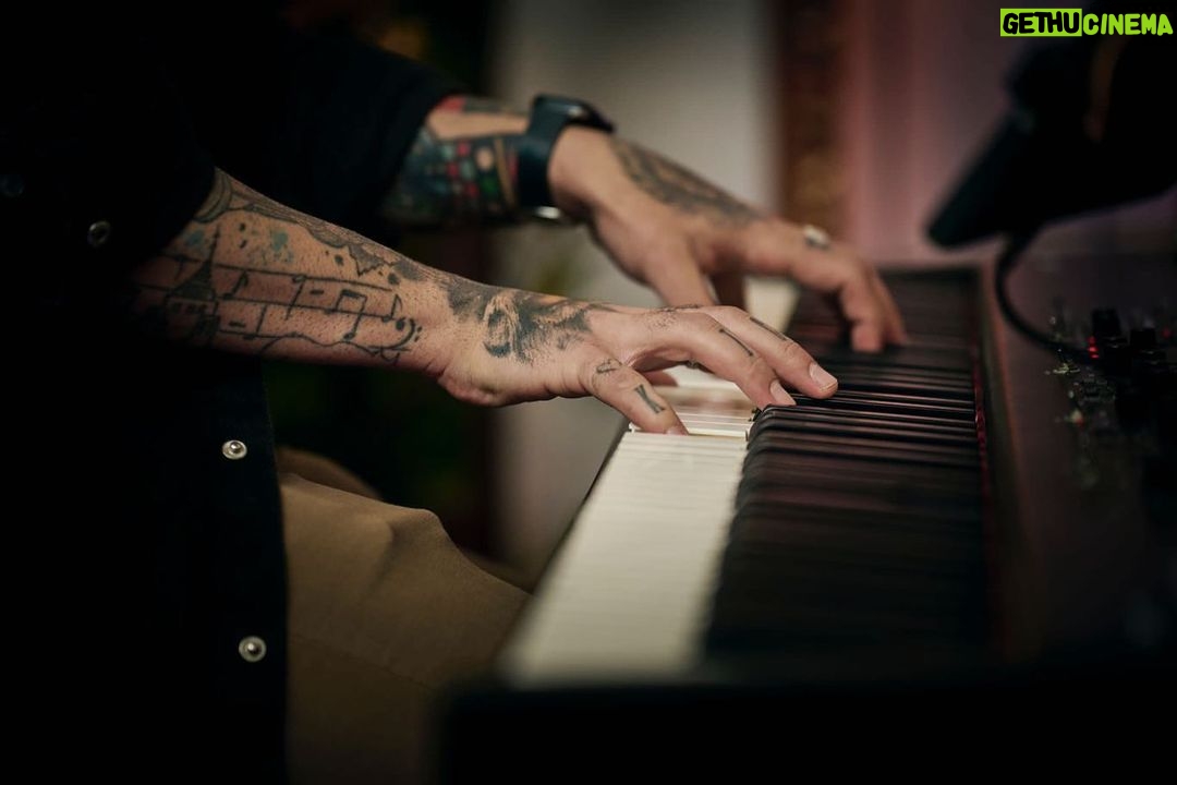 Víctor Elías Instagram - Disfrutando siempre con @mariaparrado_oficial_ 🥰❤️ Una imagen vale más que mil palabras siempre 😝 Fotones de @focalfija Gracias! #music #keyboard #keyboardist #keyboardplayer #yamaha @yamahasynths_official