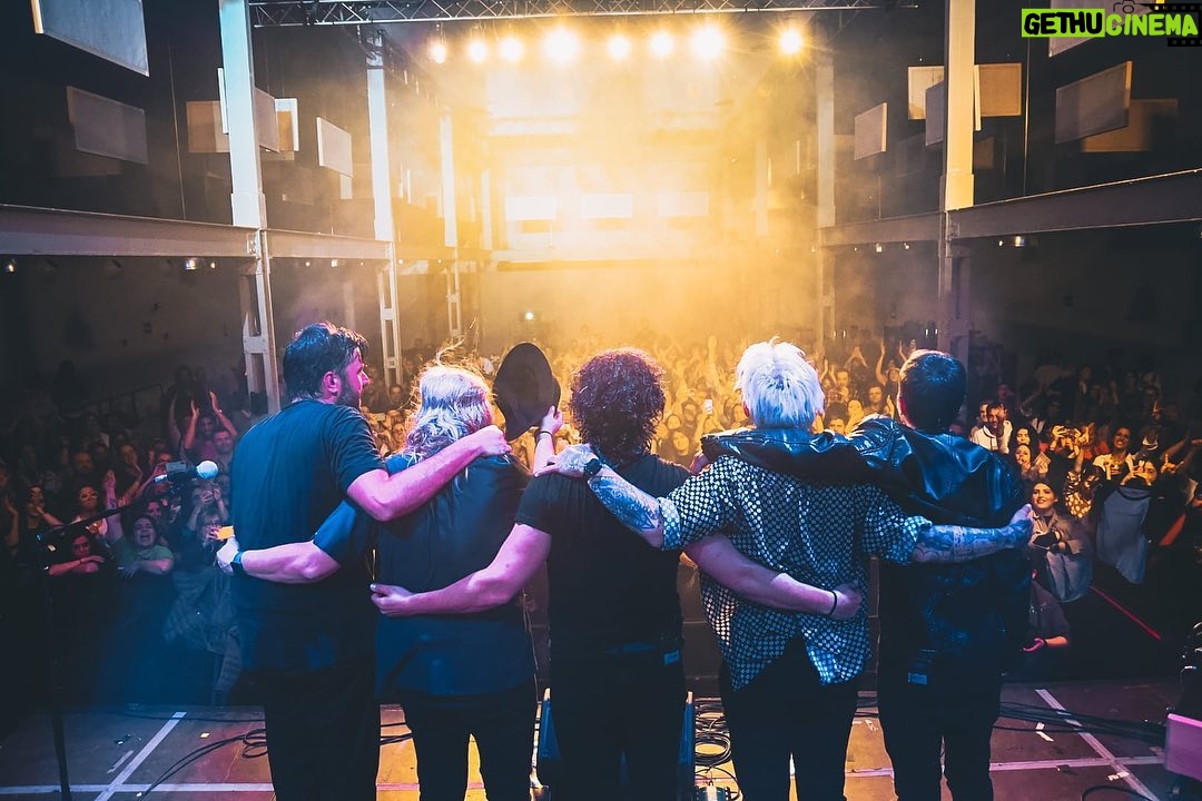 Víctor Elías Instagram - #gira1mas1son20 esto ya ha arrancado! @frnperea Gracias hermanito por confiar en mi para dirigir este proyecto años después y gracias a todos los que os habéis subido al tren en un anden de la estación, sin dudarlo @goiko_martinez @adri24an @alfonsosamos @piposll #lomba @javiermarquezz @miki_csm @imesentertainment @getinmusic 📸 @andresdomingogarcia #music #remember #losserrano #livemusic #dirección #valladolid